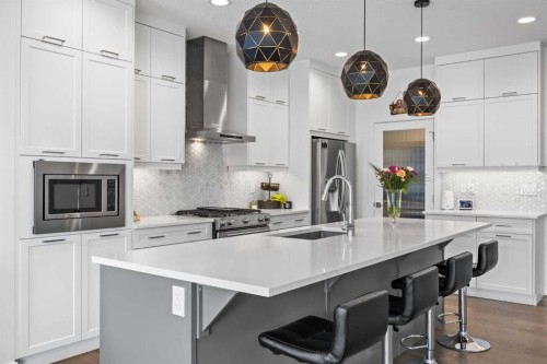 10 Evansfield Green Nw, Calgary, AB - Indoor Photo Showing Kitchen With Upgraded Kitchen