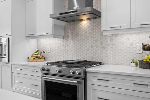 10 Evansfield Green Nw, Calgary, AB - Indoor Photo Showing Kitchen With Upgraded Kitchen