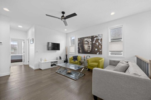 10 Evansfield Green Nw, Calgary, AB - Indoor Photo Showing Living Room
