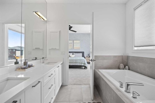 10 Evansfield Green Nw, Calgary, AB - Indoor Photo Showing Bathroom