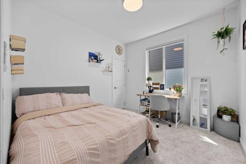 10 Evansfield Green Nw, Calgary, AB - Indoor Photo Showing Bedroom