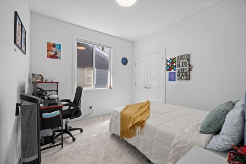 10 Evansfield Green Nw, Calgary, AB - Indoor Photo Showing Bedroom