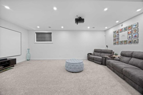 10 Evansfield Green Nw, Calgary, AB - Indoor Photo Showing Other Room