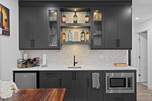 10 Evansfield Green Nw, Calgary, AB - Indoor Photo Showing Kitchen With Upgraded Kitchen