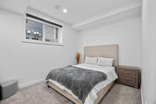 10 Evansfield Green Nw, Calgary, AB - Indoor Photo Showing Bedroom