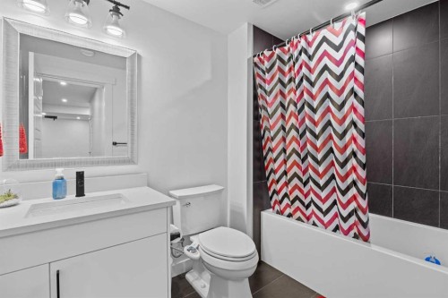 10 Evansfield Green Nw, Calgary, AB - Indoor Photo Showing Bathroom