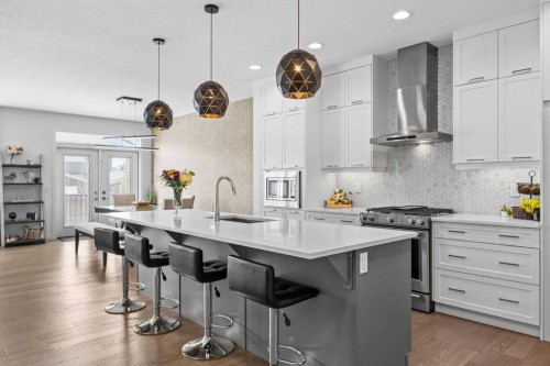 10 Evansfield Green Nw, Calgary, AB - Indoor Photo Showing Kitchen With Upgraded Kitchen