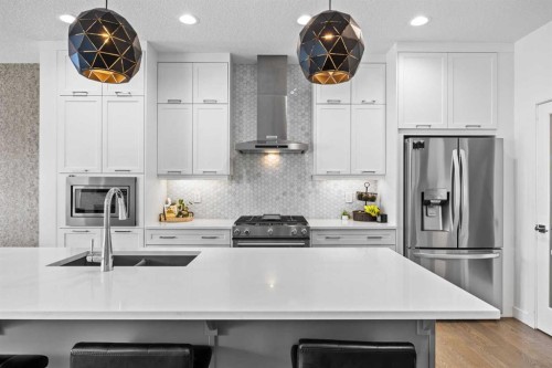 10 Evansfield Green Nw, Calgary, AB - Indoor Photo Showing Kitchen With Stainless Steel Kitchen With Double Sink With Upgraded Kitchen