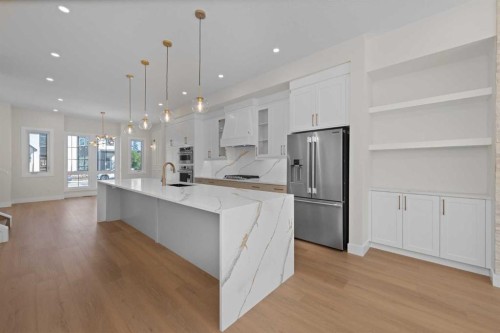 6429 33 Avenue Nw, Calgary, AB - Indoor Photo Showing Kitchen With Upgraded Kitchen