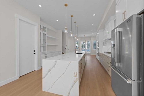 6429 33 Avenue Nw, Calgary, AB - Indoor Photo Showing Kitchen With Upgraded Kitchen