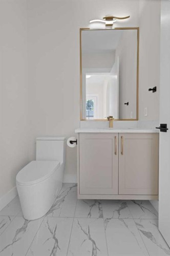 6429 33 Avenue Nw, Calgary, AB - Indoor Photo Showing Bathroom