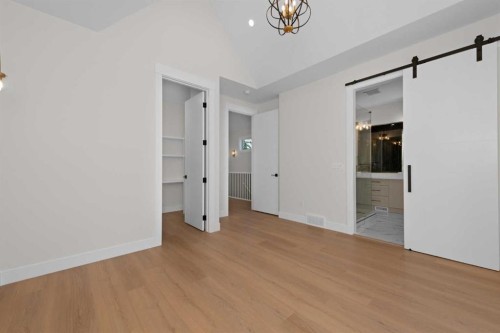 6429 33 Avenue Nw, Calgary, AB - Indoor Photo Showing Other Room