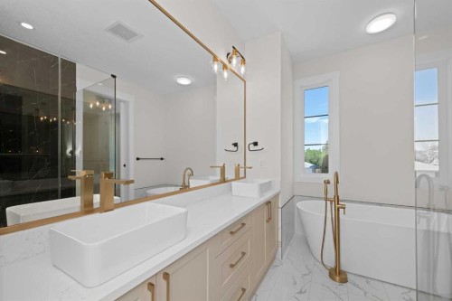 6429 33 Avenue Nw, Calgary, AB - Indoor Photo Showing Other Room