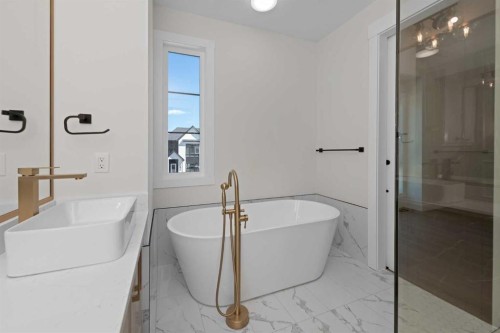 6429 33 Avenue Nw, Calgary, AB - Indoor Photo Showing Bathroom