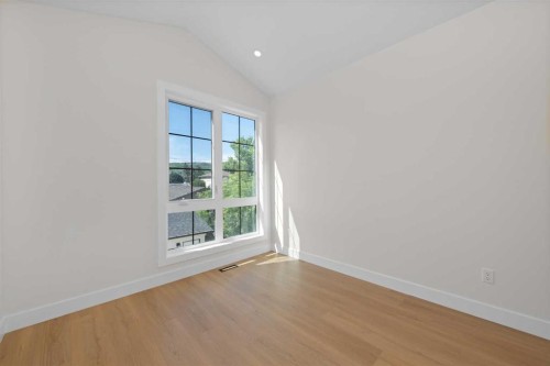 6429 33 Avenue Nw, Calgary, AB - Indoor Photo Showing Other Room