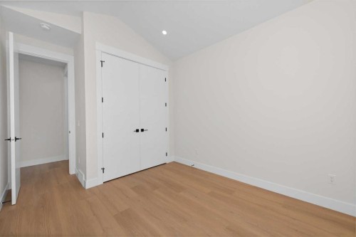 6429 33 Avenue Nw, Calgary, AB - Indoor Photo Showing Other Room