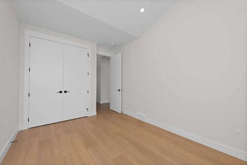 6429 33 Avenue Nw, Calgary, AB - Indoor Photo Showing Other Room