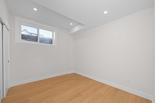 6429 33 Avenue Nw, Calgary, AB - Indoor Photo Showing Other Room