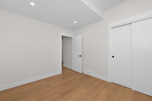 6429 33 Avenue Nw, Calgary, AB - Indoor Photo Showing Other Room