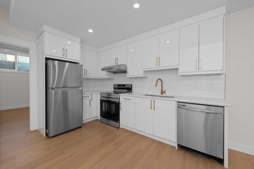 6429 33 Avenue Nw, Calgary, AB - Indoor Photo Showing Kitchen