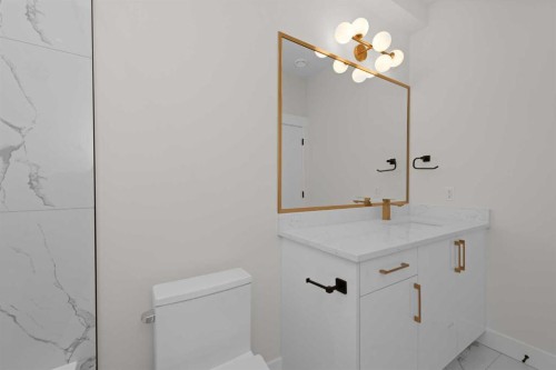 6429 33 Avenue Nw, Calgary, AB - Indoor Photo Showing Bathroom