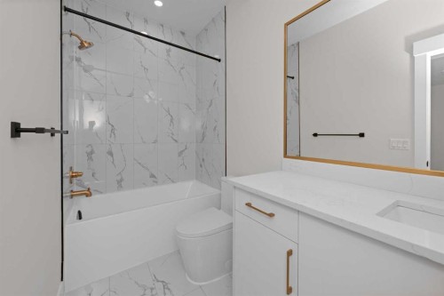 6429 33 Avenue Nw, Calgary, AB - Indoor Photo Showing Bathroom