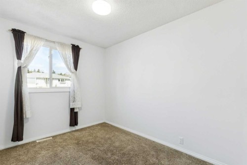 72-1055 72 Avenue Nw, Calgary, AB - Indoor Photo Showing Other Room