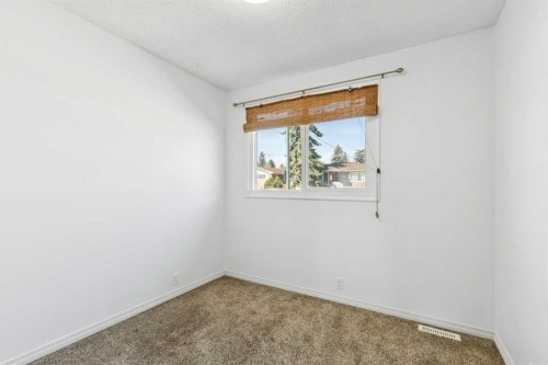 72-1055 72 Avenue Nw, Calgary, AB - Indoor Photo Showing Other Room