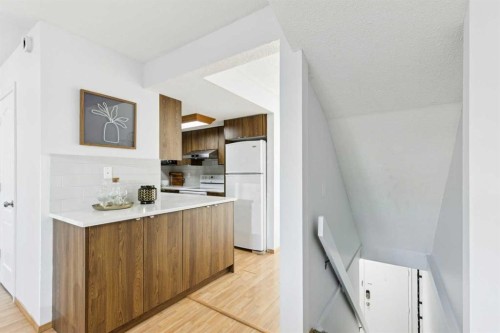 72-1055 72 Avenue Nw, Calgary, AB - Indoor Photo Showing Kitchen