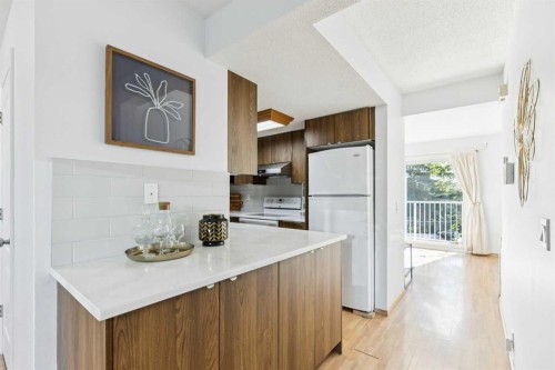 72-1055 72 Avenue Nw, Calgary, AB - Indoor Photo Showing Kitchen