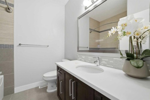 2018 37 Street Sw, Calgary, AB - Indoor Photo Showing Bathroom