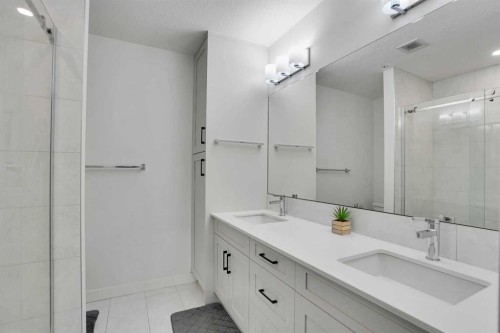 111-25 Walgrove Walk Se, Calgary, AB - Indoor Photo Showing Bathroom