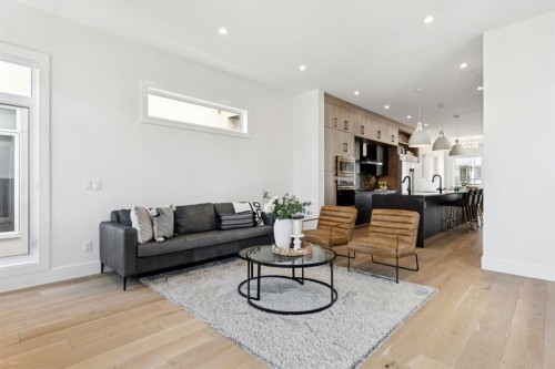 1424 27 Street Sw, Calgary, AB - Indoor Photo Showing Living Room