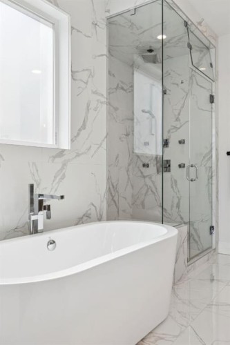 1424 27 Street Sw, Calgary, AB - Indoor Photo Showing Bathroom