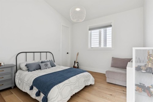 1424 27 Street Sw, Calgary, AB - Indoor Photo Showing Bedroom