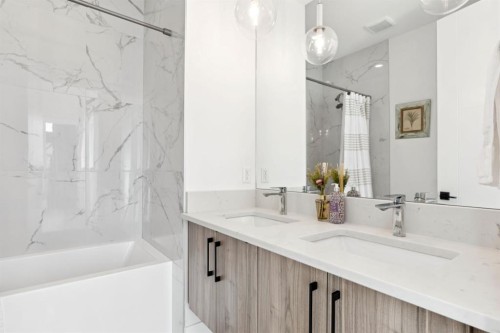 1424 27 Street Sw, Calgary, AB - Indoor Photo Showing Bathroom