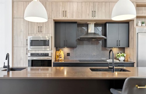 1424 27 Street Sw, Calgary, AB - Indoor Photo Showing Kitchen With Upgraded Kitchen