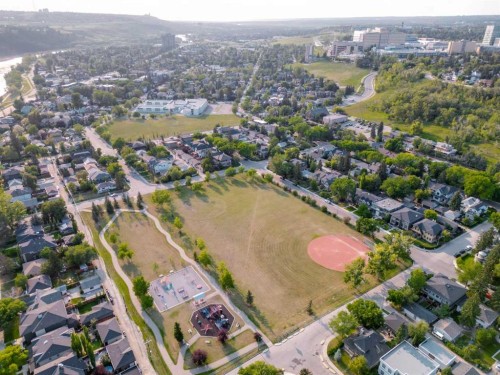 907 35A Street Nw, Calgary, AB 