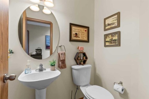 158 Saratoga Close Ne, Calgary, AB - Indoor Photo Showing Bathroom