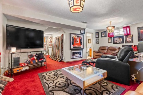 158 Saratoga Close Ne, Calgary, AB - Indoor Photo Showing Living Room