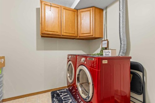 158 Saratoga Close Ne, Calgary, AB - Indoor Photo Showing Laundry Room