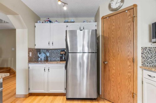 158 Saratoga Close Ne, Calgary, AB - Indoor Photo Showing Kitchen