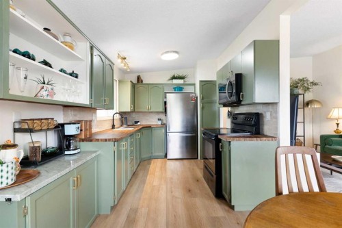 7612 35 Avenue Nw, Calgary, AB - Indoor Photo Showing Kitchen