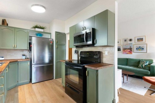 7612 35 Avenue Nw, Calgary, AB - Indoor Photo Showing Kitchen