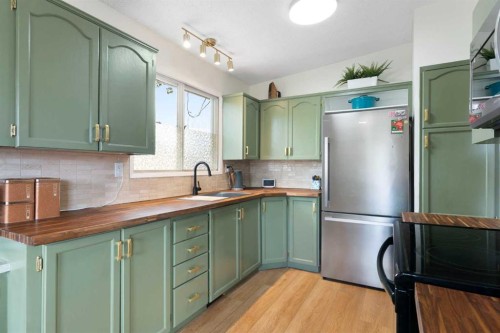 7612 35 Avenue Nw, Calgary, AB - Indoor Photo Showing Kitchen