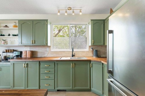 7612 35 Avenue Nw, Calgary, AB - Indoor Photo Showing Kitchen