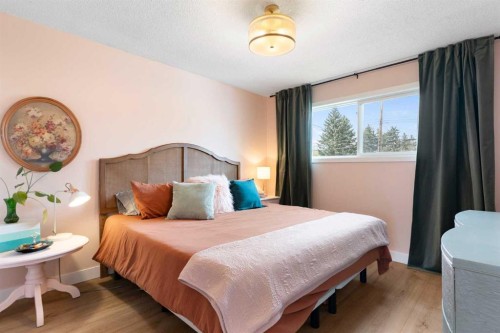 7612 35 Avenue Nw, Calgary, AB - Indoor Photo Showing Bedroom