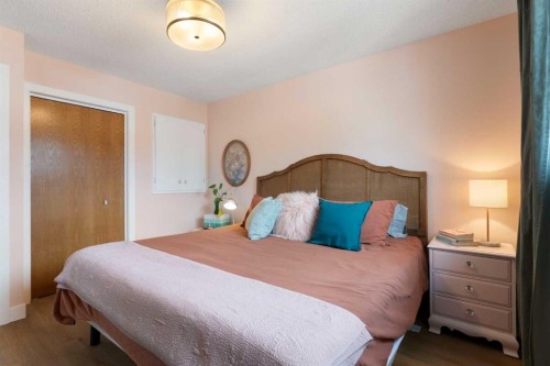 7612 35 Avenue Nw, Calgary, AB - Indoor Photo Showing Bedroom