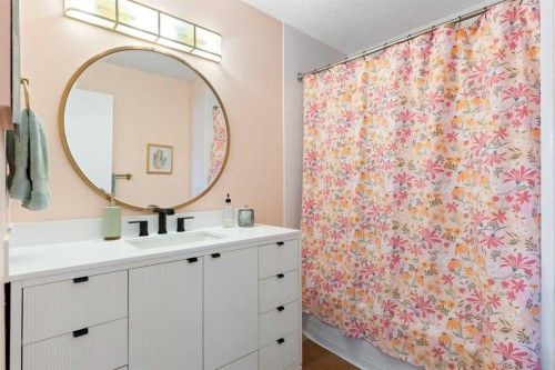 7612 35 Avenue Nw, Calgary, AB - Indoor Photo Showing Bathroom