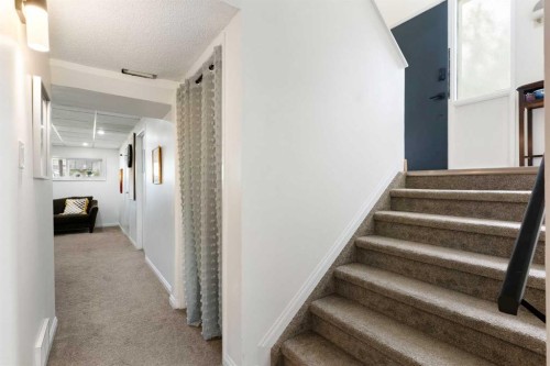 7612 35 Avenue Nw, Calgary, AB - Indoor Photo Showing Other Room